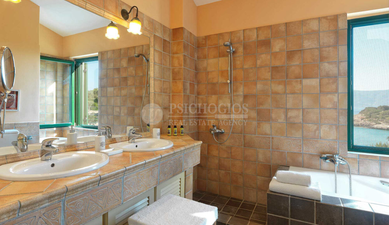 Upper level - Bathroom