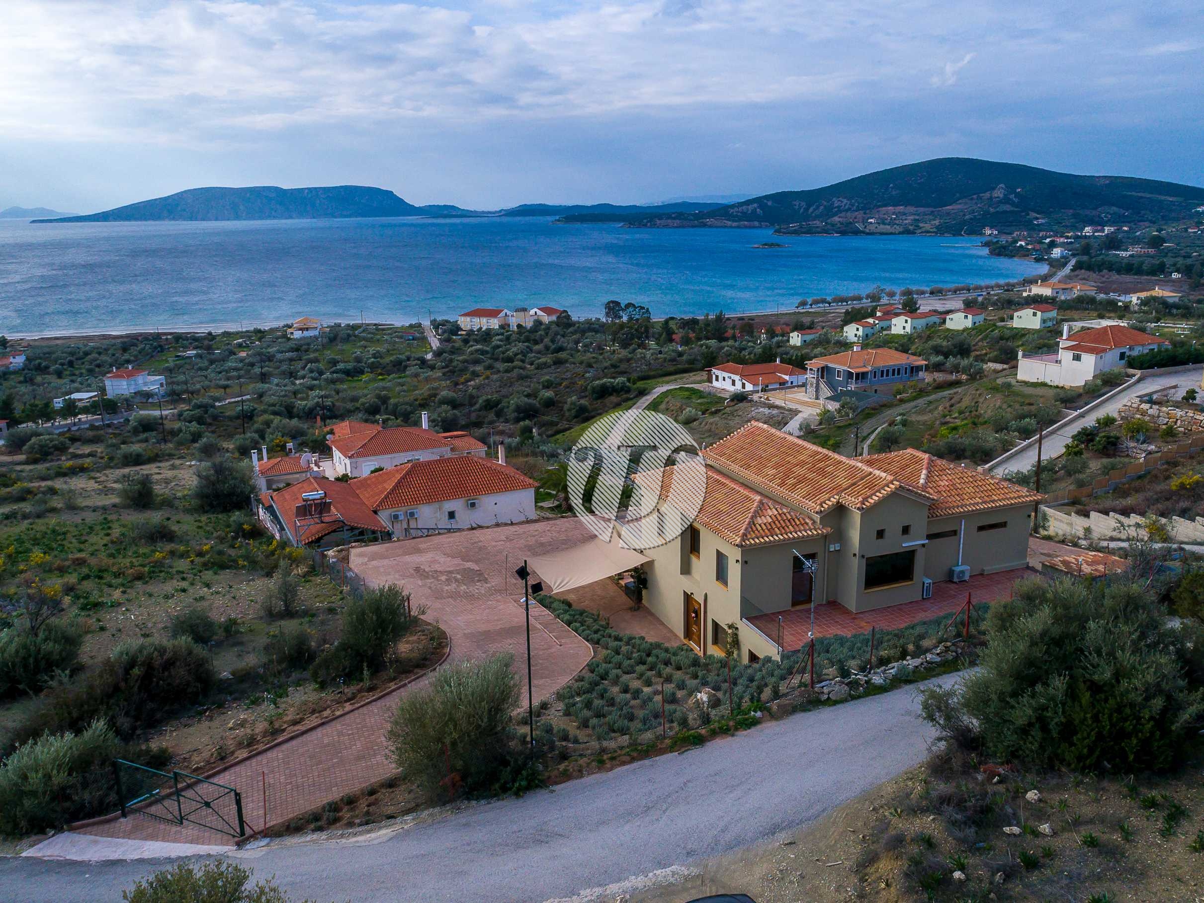 ΒΙΛΑ ΜΕ ΘΕΑ ΣΤΗ ΘΑΛΑΣΣΑ ΚΑΙ ΟΙΚΟΠΕΔΟ ΣΕ ΜΟΝΑΔΙΚΗ ΘΕΣΗ – ΑΚΤΗ ΕΡΜΙΟΝΙΔΑΣ